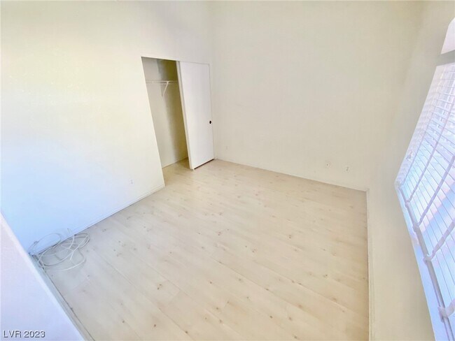 Foto del edificio - 5415 W Harmon Ave