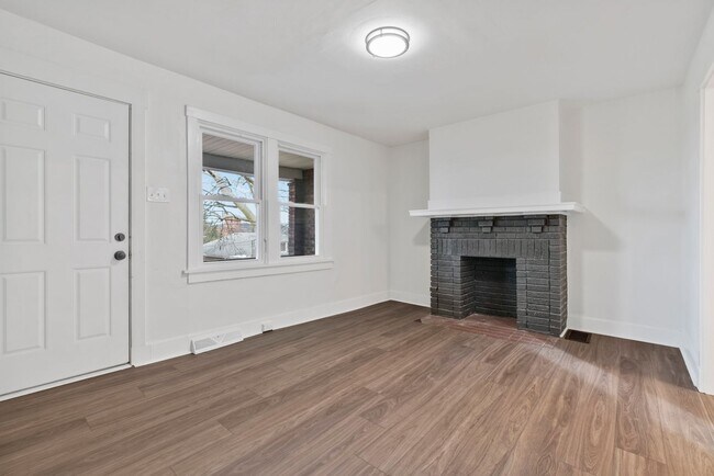 Foto del edificio - 7700-7704 Stanton Avenue