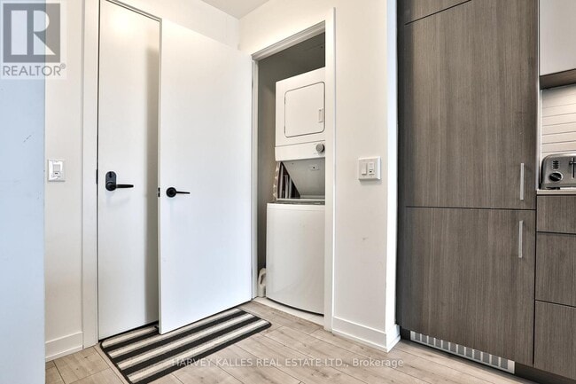 Building Photo - 215 Lakeshore Rd W