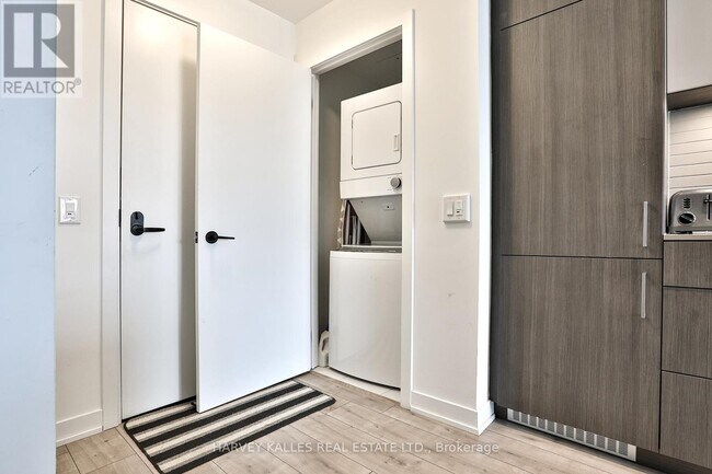 Photo du bâtiment - 215 Lakeshore Rd W