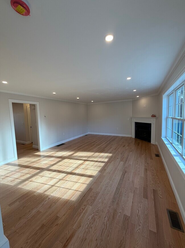 Sala de estar con chimenea de gas - 507 Mendon Rd