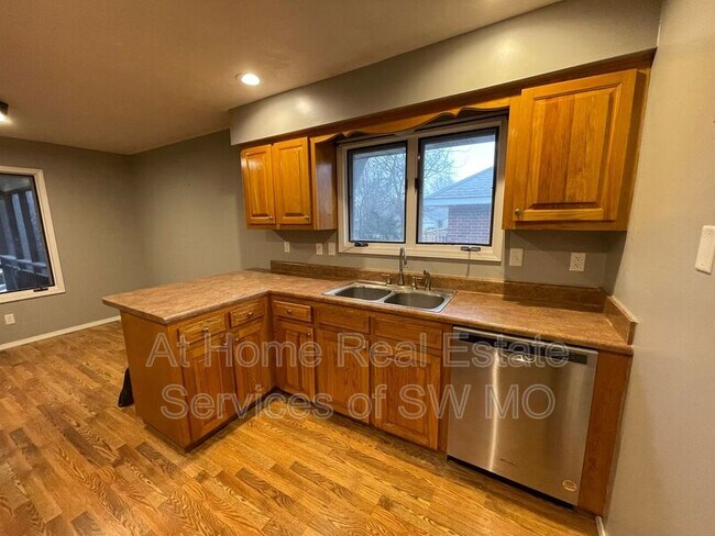 Building Photo - 935 S Belcrest Ave
