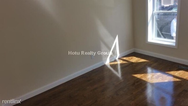 Building Photo - 100 Brooks St