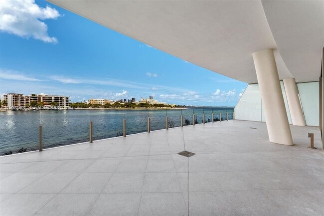 Building Photo - 5 Grove Isle Dr