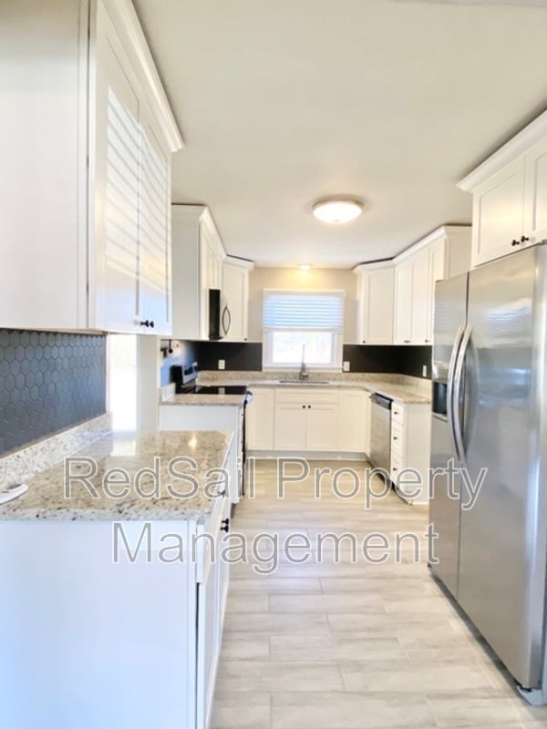 Foto del edificio - 17073 Longview Dr