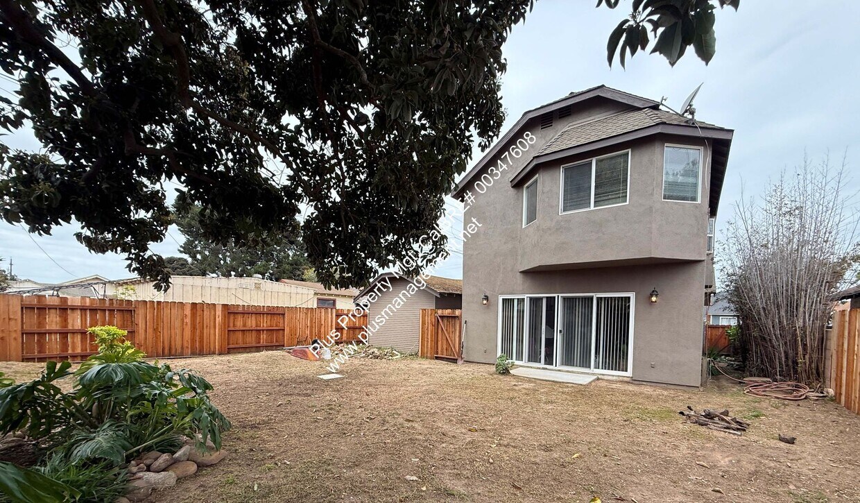 Foto principal - Centrally Located Large Two Story Home wit...
