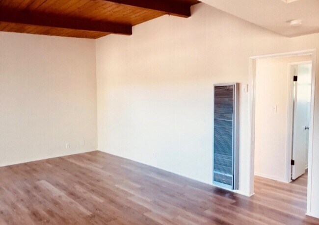 Building Photo - 302 Deerpath Ln