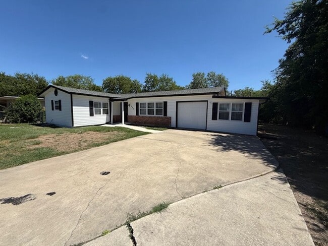 Building Photo - Huge Yard Front and Back over .39 acres 4 ...