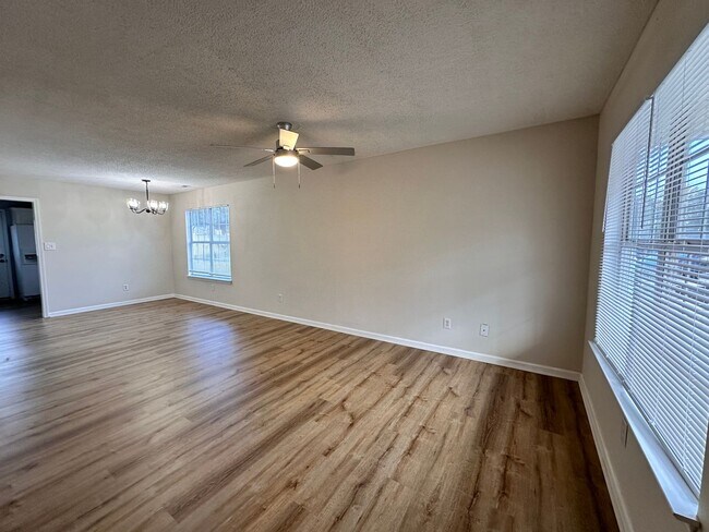 Foto del edificio - Exclusively Offered by Muse Realty, LLC