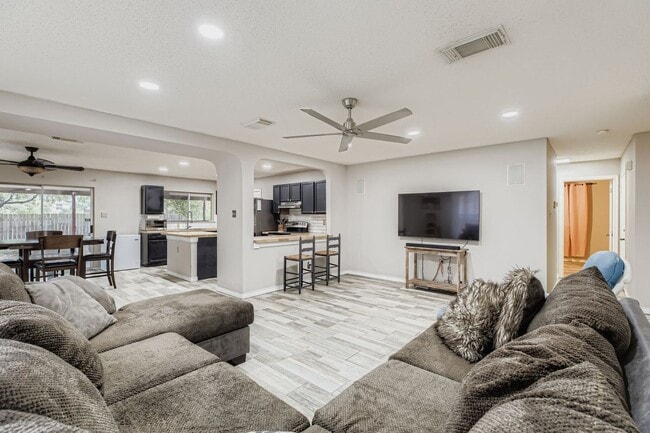 Building Photo - Stunning 3 bedroom home with Easy access t...