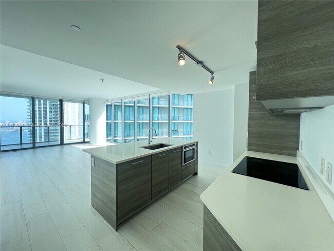 Foto del edificio - 650 NE 32nd St