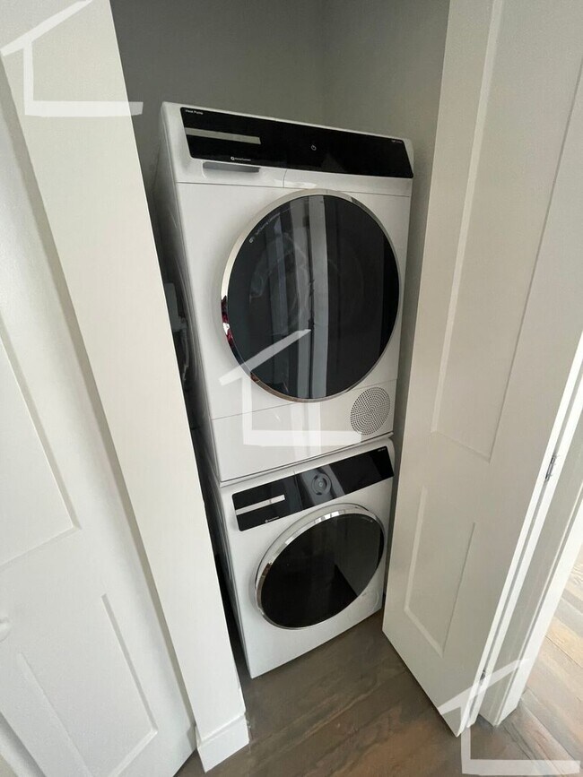 Foto del edificio - Sunny 1 Bed Available 9/1/26