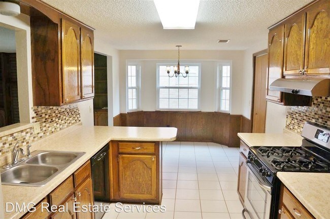 Building Photo - 600 Ash Ln