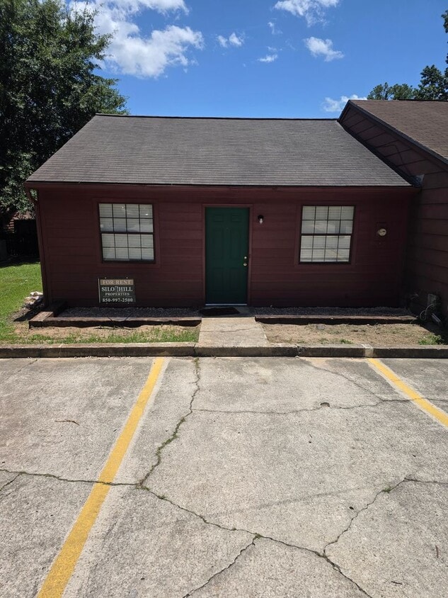 Cozy and Newly Renovated 2-bedroom, 1-bath townhome Close to Campuses! - Cozy and Newly Renovated 2-bedroom, 1-bath townhome Close to Campuses!