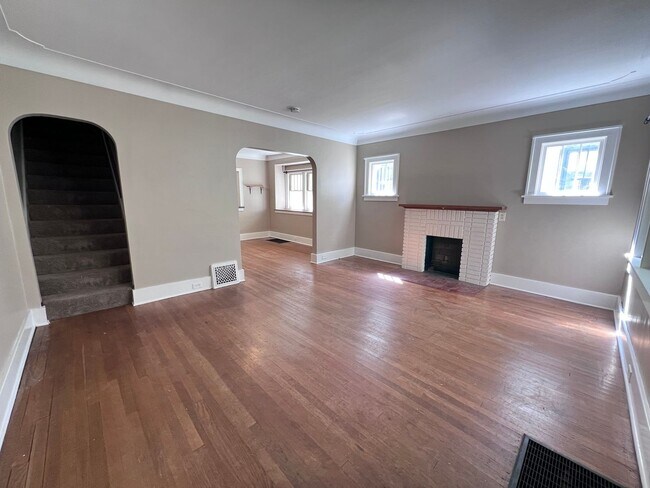 Foto del edificio - 3 Bedroom Duplex on a Brick Cul-de-sac, Blocks From Eastown and Cherry Hill!