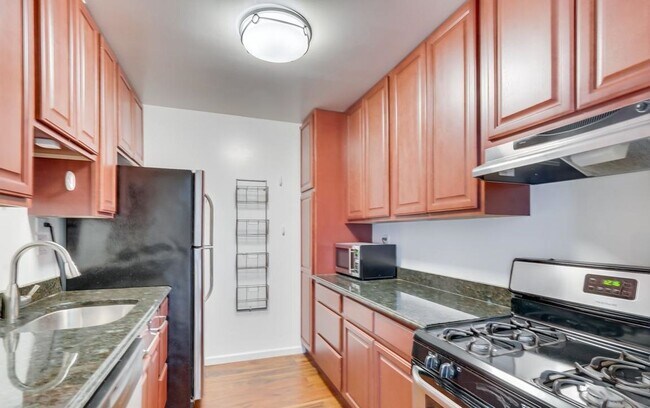 Building Photo - Open and bright 3BR 2BA 2 level condo in t...