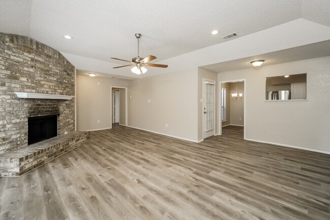 Foto del edificio - 10312 Lone Pine Ln