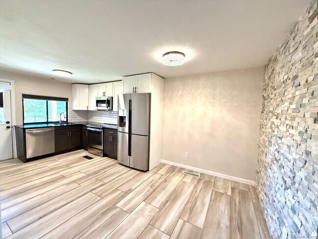 Foto del edificio - 290 Brittany Farms Rd
