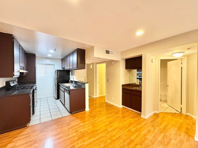 Foto del edificio - 8724 Burton Way