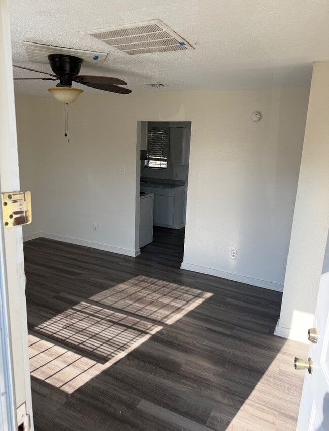 Foto del edificio - Newly Updated 2 Bed / 1 Bath Duplex
