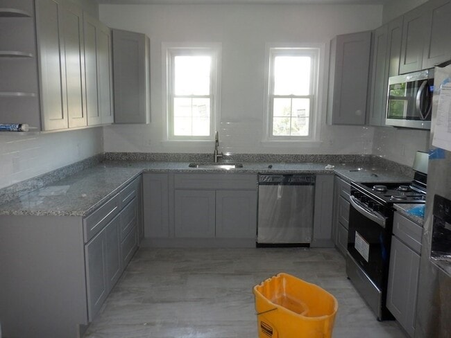 Building Photo - 1127 Hyde Park Ave