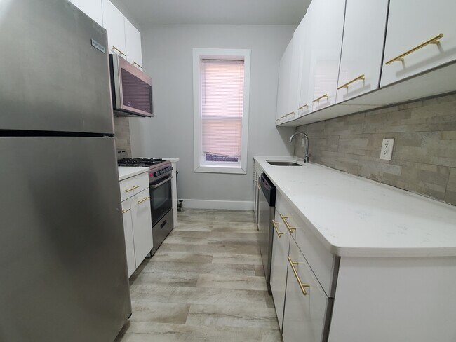 Foto del edificio - 121 Roosevelt Ave