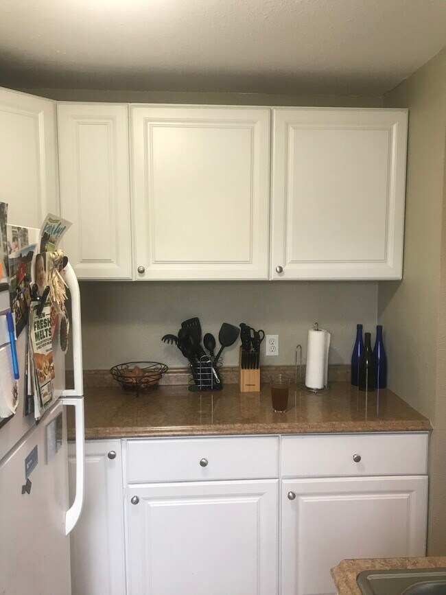 Kitchen - 2237 N Hubbard St