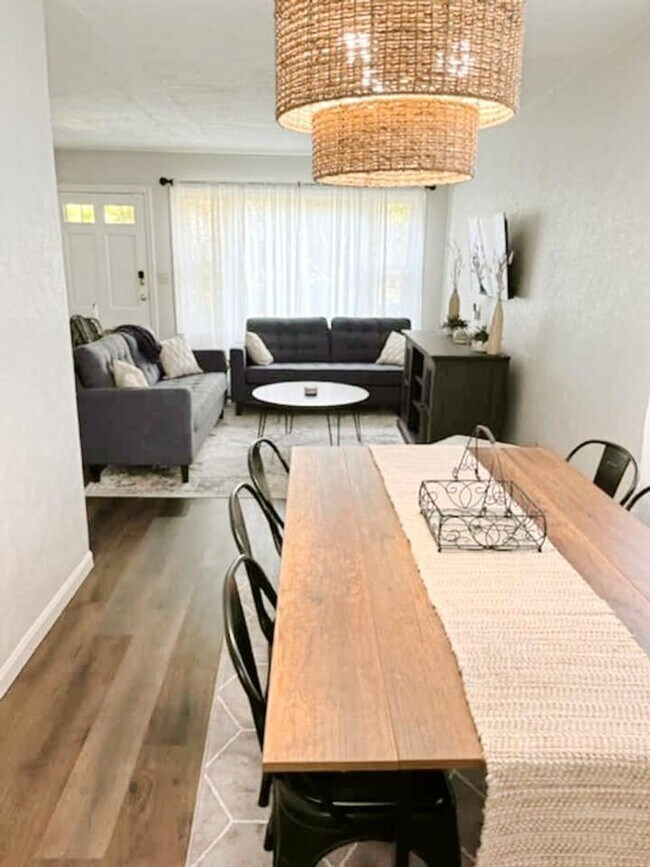 Foto del edificio - Close to Notre Dame, updated 3 bedroom 1 bath home.