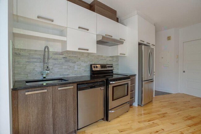 Building Photo - 1290 Rue Sherbrooke E