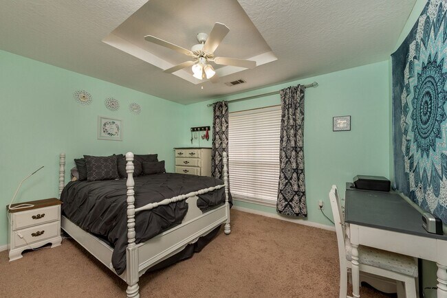 Building Photo - 3 Bed, 3 Bath with Garage Close to Campus - The Veranda