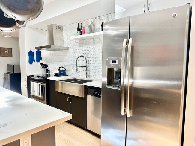 Foto del edificio - 2 Bedroom with Parking and Pets Welcome!