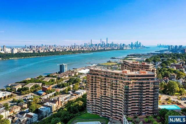 Foto del edificio - 100 Carlyle Dr