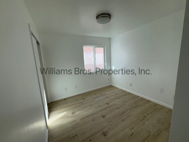 Building Photo - 1649 N Western Ave