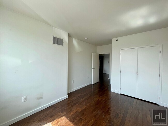 Building Photo - Stunning Sun drenched 1 Bedroom. Luxury li...