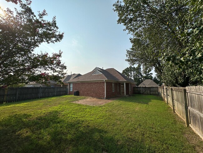Building Photo - Lovely Cordova home. Fresh Paint and New Carpet! Fenced backyard and eat in kitchen. Pets are wel...