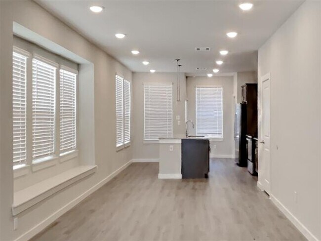 Foto del edificio - 2411 Foster Hl Rd