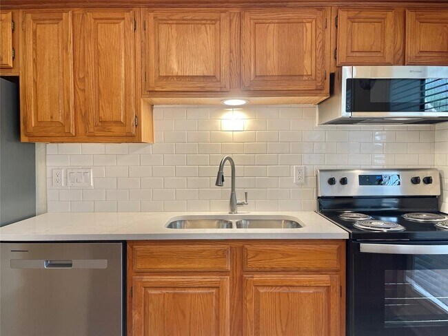 Building Photo - 1311 Antoine Dr