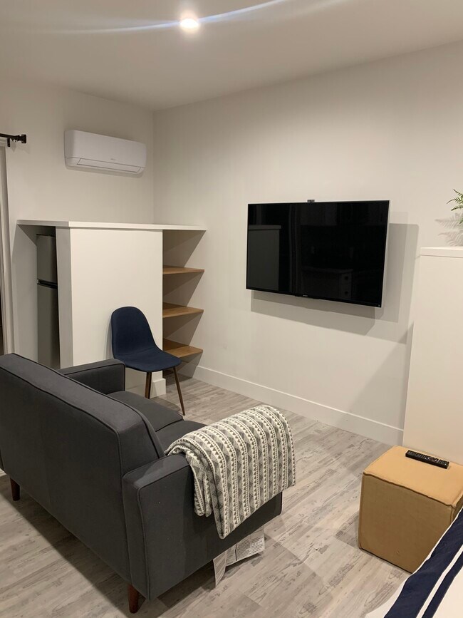 Foto del edificio - 7972 Chase Ave