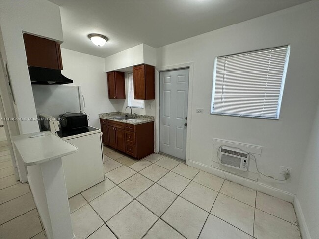 Building Photo - 1280 NE 139th St