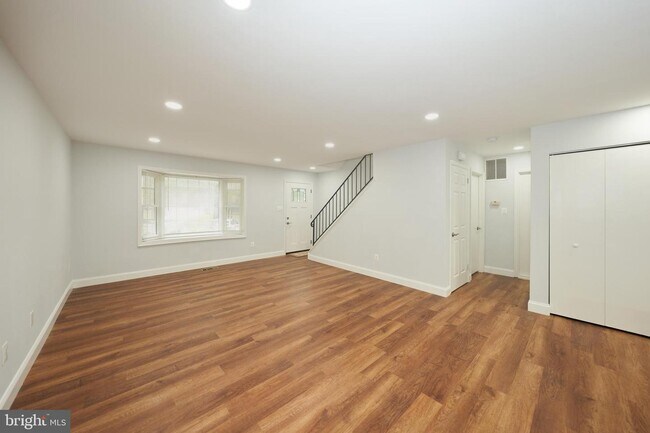 Building Photo - 9900 Kingsbridge Dr