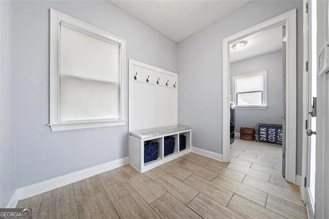 Foto del edificio - 3165 Oakdale Rd