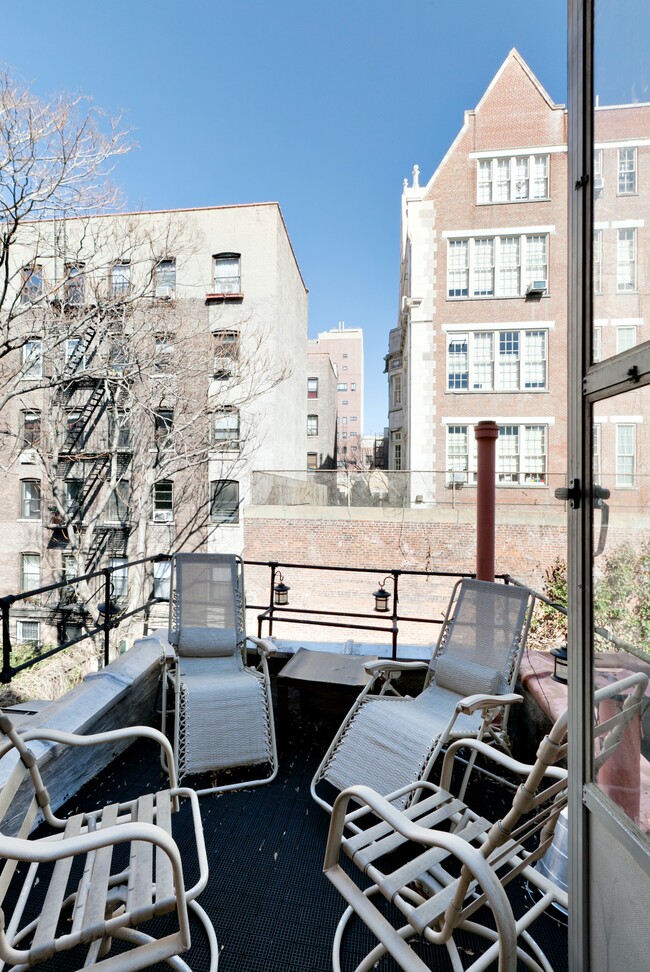 Foto del edificio - Floor Through Apartment is All Yours!