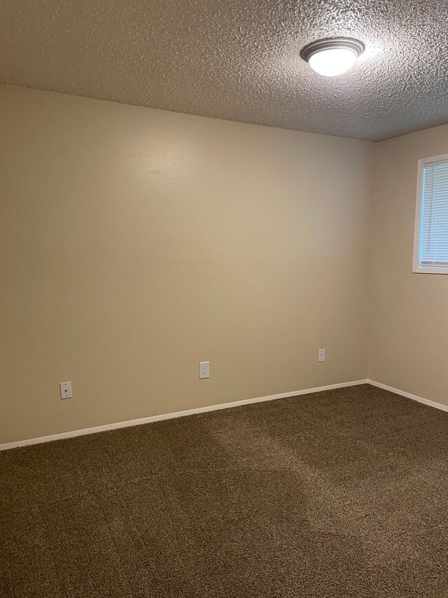 Building Photo - 17420 NE Halsey St