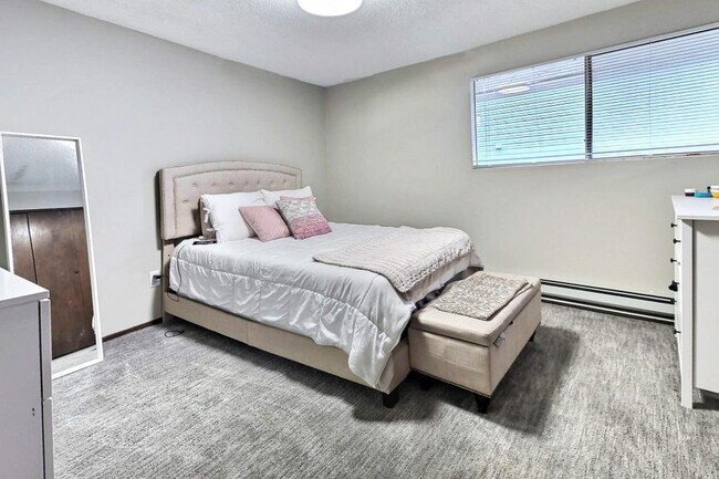 Building Photo - 1111-1113 NW 62nd Street - 2 bedrooms + den