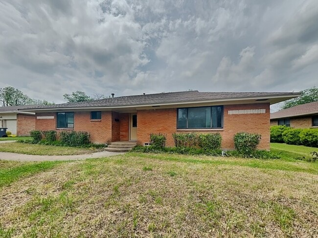 Building Photo - 5705 Trailwood Dr