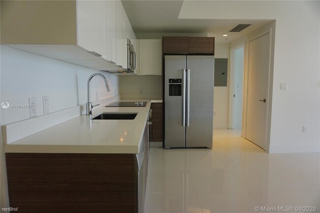 Building Photo - 1 br, 1 bath  - Brickell Ten Condo