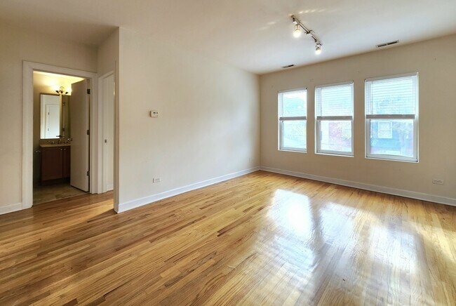 Foto del edificio - 2 Bed, 2 Bath in Lakeview, In-Unit W/D, Pa...