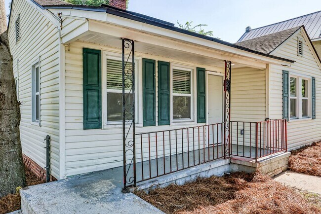 Foto del edificio - Renovated 2 bdrm home in East Savannah