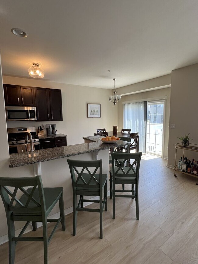 Building Photo - Beautiful like-new townhouse in Parkland school disctrict!