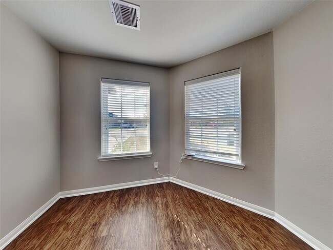 Foto del edificio - 2322 Oyster Bay Ave